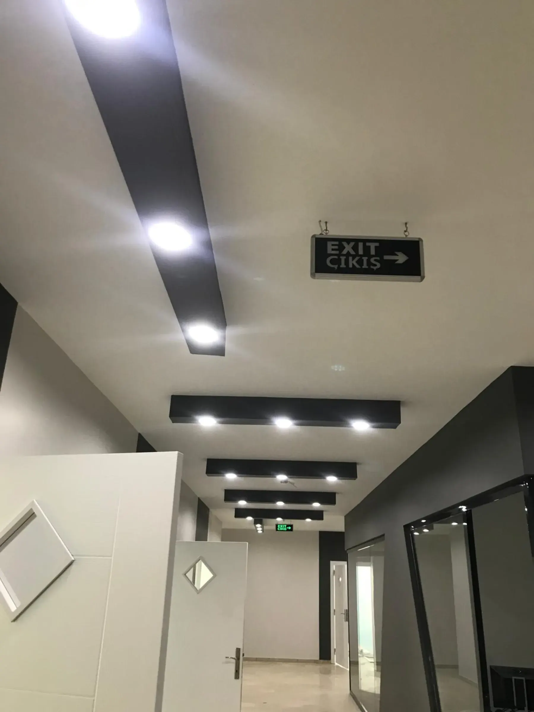 Raf ve gizli aydınlatmayla tamamlanan duvar ünitesi