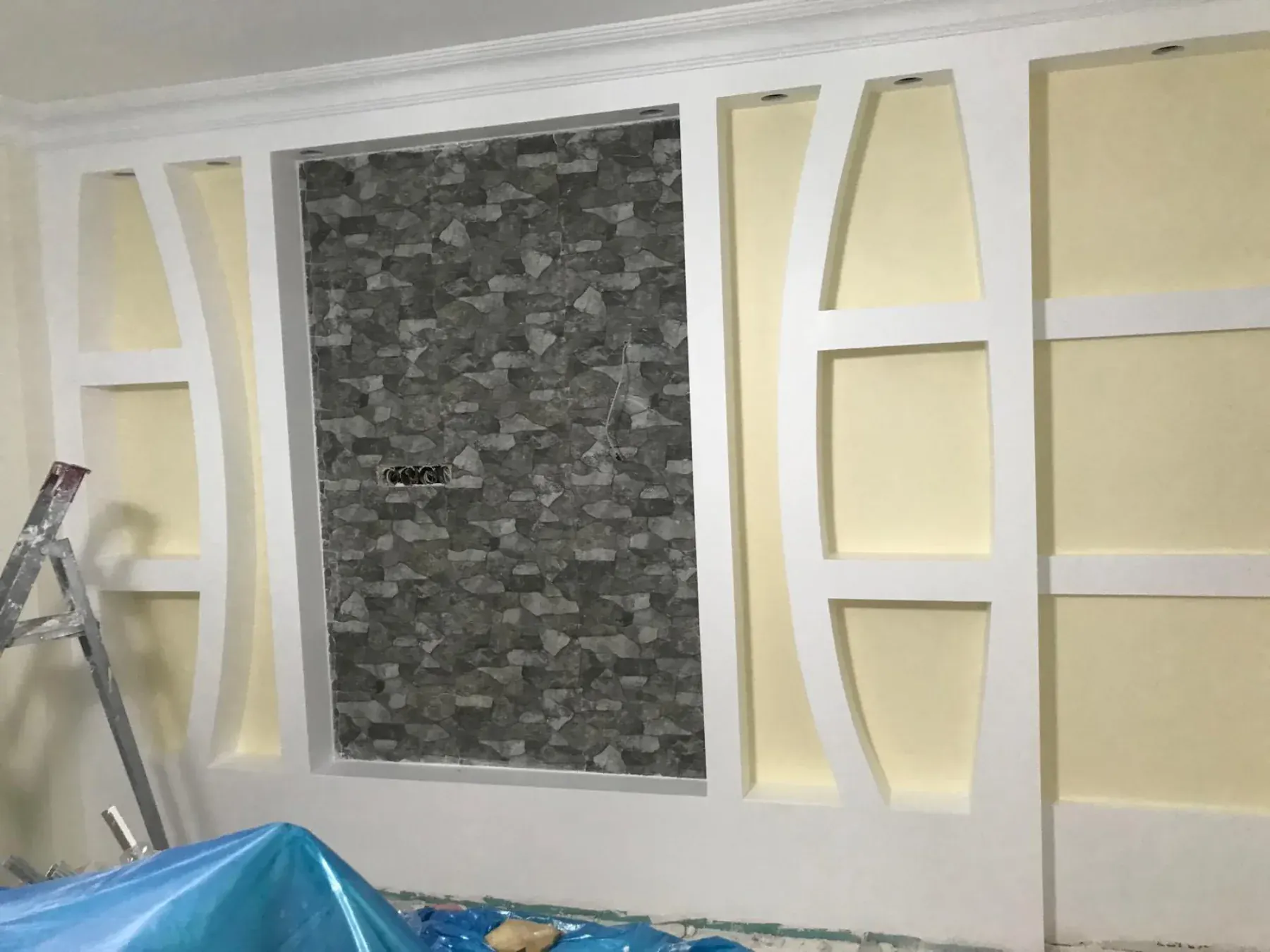 Alçı çerçeve içinde dekoratif taş kaplama