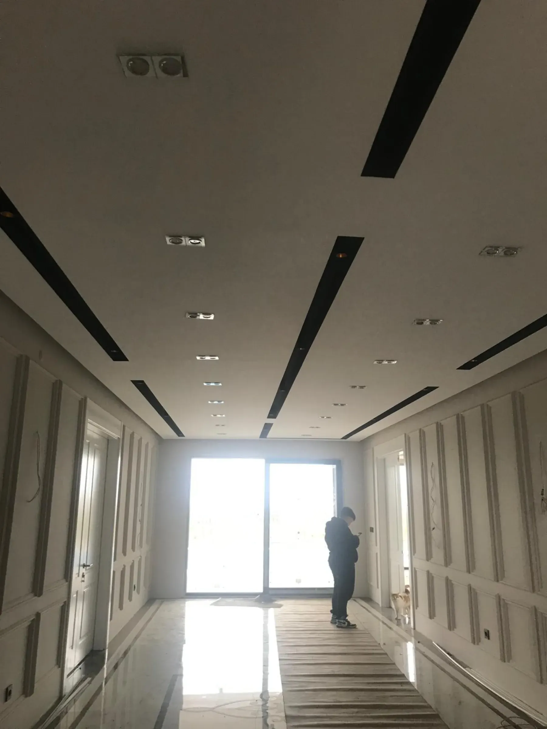 Koridor tavanında siyah bant detayı
