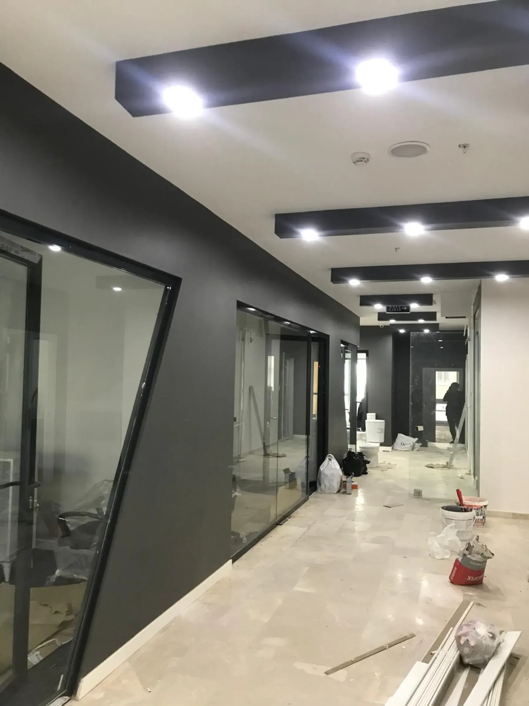 Mağazada taşyünü asma tavan ve panel armatürler