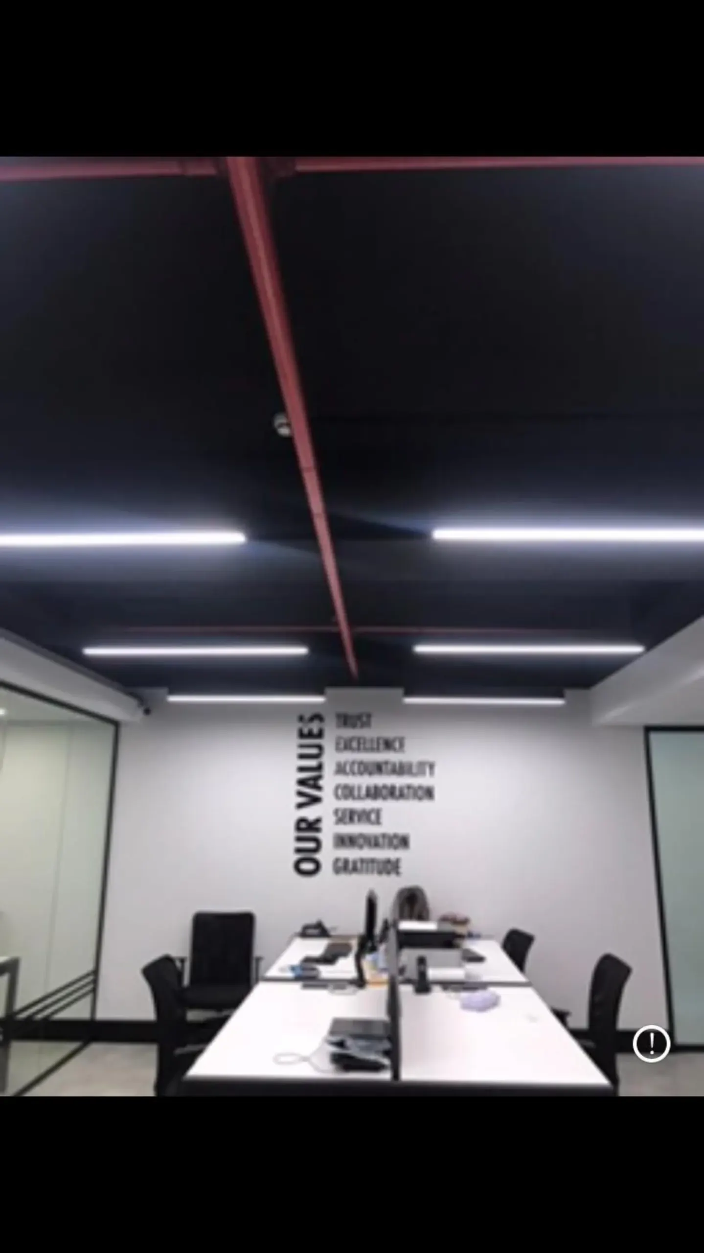 Ofis açık ofis alanında siyah tavan ve lineer hatlar