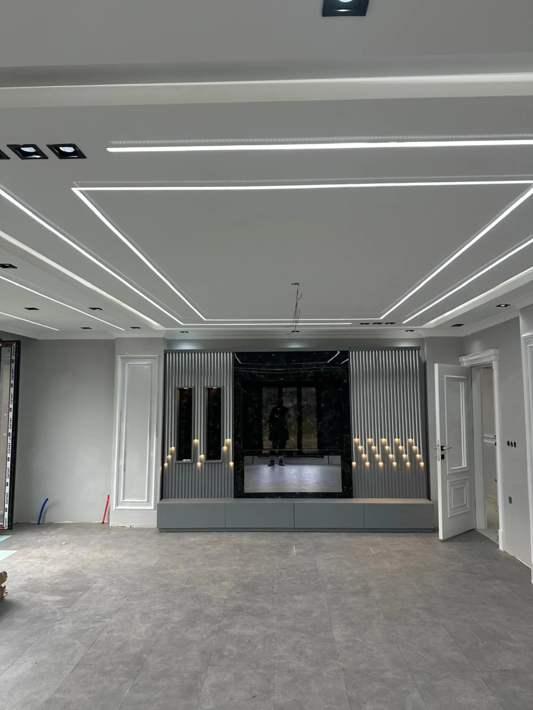 Salon tavanında lineer aydınlatma çerçevesi